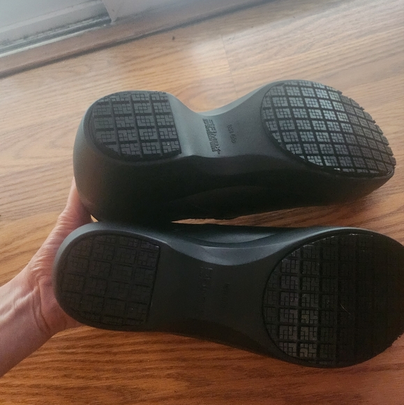 Slip resistant shoes - Picture 5 of 8